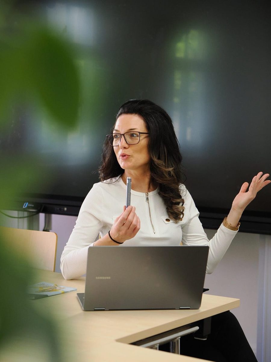 Vicky Fischer bei einem Termin im Unternehmen